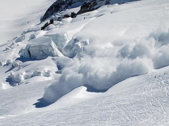 Лавина на Евересті поховала 6 альпіністів, ще 9 — зникли безвісти