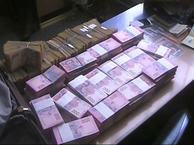 5 млн гривень в чемоданах пытались вывезти из Крыма на материковую Украину 5 млн гривень в чемоданах пытались вывезти из Крыма на материковую Украину