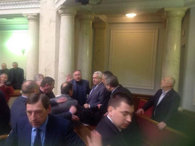 Олійника вигнали з Ради (Фото) Олійника вигнали з Ради (Фото)