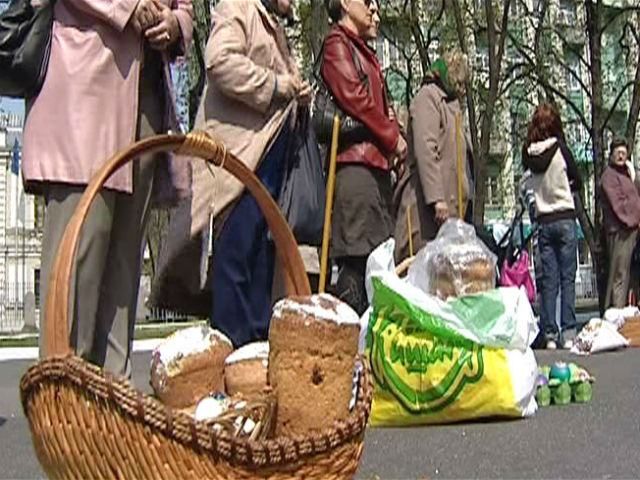 Третина українців на пасхальний стіл витратять до 500 гривень, - соціологи Третина українців на пасхальний стіл витратять до 500 гривень, - соціологи