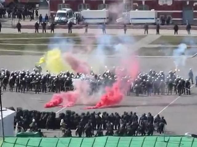 В России силовиков учат разгонять митинги с помощью БТРов, пулеметов и вертолетов (Видео)