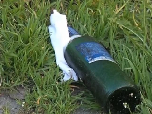 Біля військчастини у Маріуполі, на яку вчинили напад, знайшли "коктейлі Молотова" (Відео) Біля військчастини у Маріуполі, на яку вчинили напад, знайшли "коктейлі Молотова" (Відео)