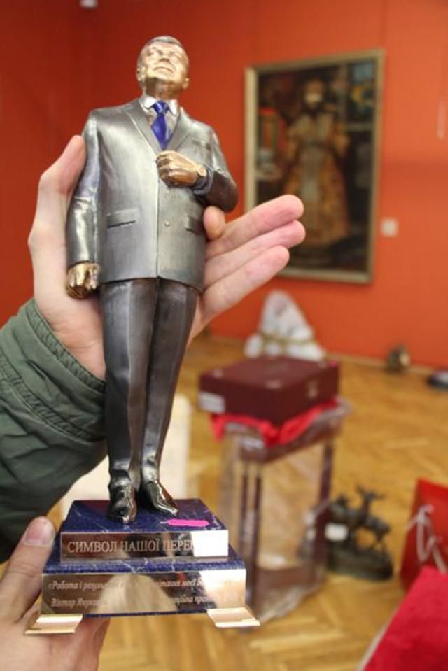 Подарки Януковичу, найденные в Межигорье, выставят в Национальном художественном музее Подарки Януковичу, найденные в Межигорье, выставят в Национальном художественном музее