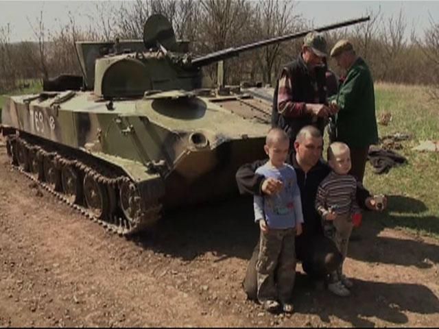 У Краматорську знайшли згорілу бойову машину (Відео) У Краматорську знайшли згорілу бойову машину (Відео)