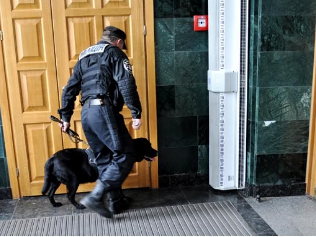 В Маріуполі "замінували" багатоповерхівку В Маріуполі "замінували" багатоповерхівку