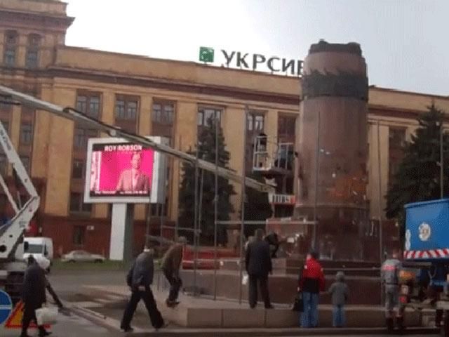 В центре Днепропетровска сняли импровизированный памятник Небесной сотни
