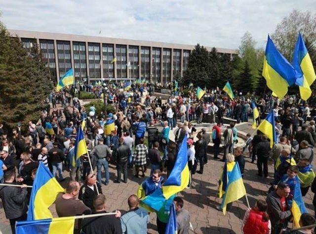 У Кривому Розі зібрався багатотисячний мітинг "За єдину Україну" У Кривому Розі зібрався багатотисячний мітинг "За єдину Україну"