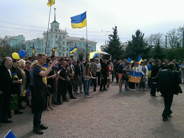 Луганчане рисуют "крашанки единства" и собирают подарки для военных (Фото) Луганчане рисуют "крашанки единства" и собирают подарки для военных (Фото)