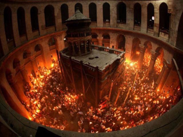 В Єрусалимі в храмі Гробу Господнього зійшов благодатний вогонь