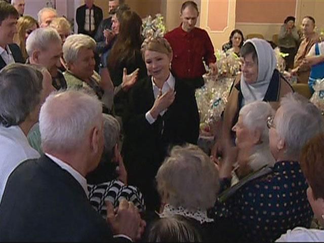 Тимошенко посетила жителей гериатрического пансионата (Видео)