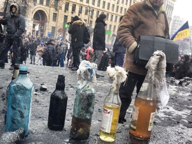 “Правий сектор” віддав СБУ 21 ящик із “коктейлями Молотова”