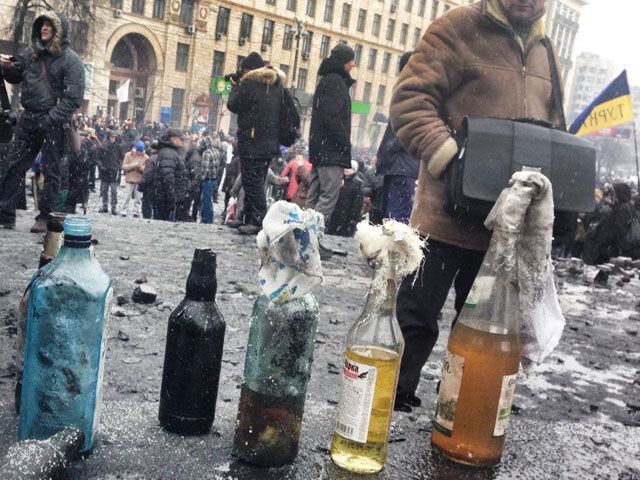 "Правый сектор" отдал СБУ 21 ящик с "коктейлями Молотова" "Правый сектор" отдал СБУ 21 ящик с "коктейлями Молотова"