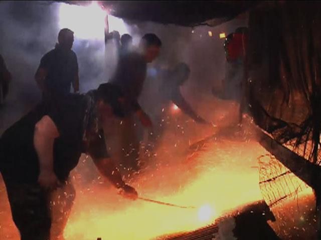 Греки на Великдень влаштовують перестрілку ракетами (Відео) Греки на Великдень влаштовують перестрілку ракетами (Відео)