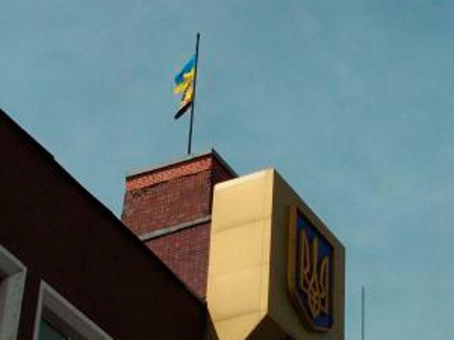 С Енакиево исчезли сепаратисты, над исполкомом – украинский флаг (Фото)