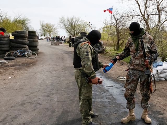 В Славянске похитили трех иностранных журналистов В Славянске похитили трех иностранных журналистов