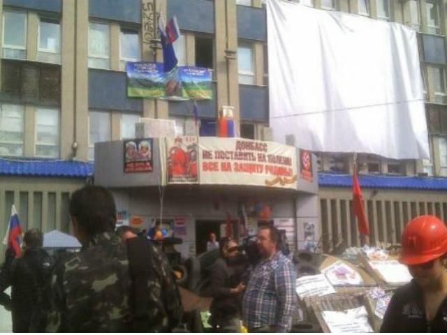 У Луганську мітингують проросійські активісти (Фото) У Луганську мітингують проросійські активісти (Фото)