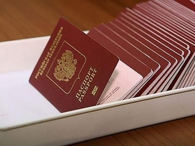 Более 350 тыс. крымчан подали заявления на получение российского паспорта, - ФМС