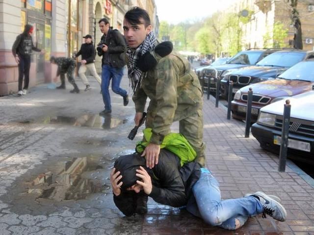 Во Львове самообороновцы расправляются с "пасхальными хулиганами" (Фото) Во Львове самообороновцы расправляются с "пасхальными хулиганами" (Фото)