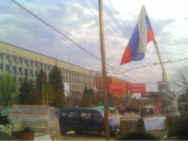 На Луганщині проросійські активісти напали з кийками на мітингувальників за єдність України На Луганщині проросійські активісти напали з кийками на мітингувальників за єдність України