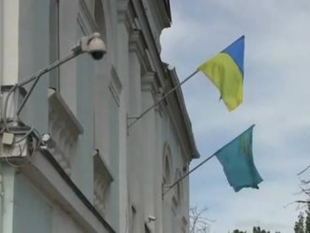 На здании Меджлиса снова развевается украинский флаг