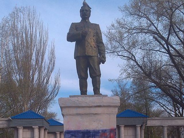 Орджонікідзе на Донеччині став жовто-блакитним (Фото) 