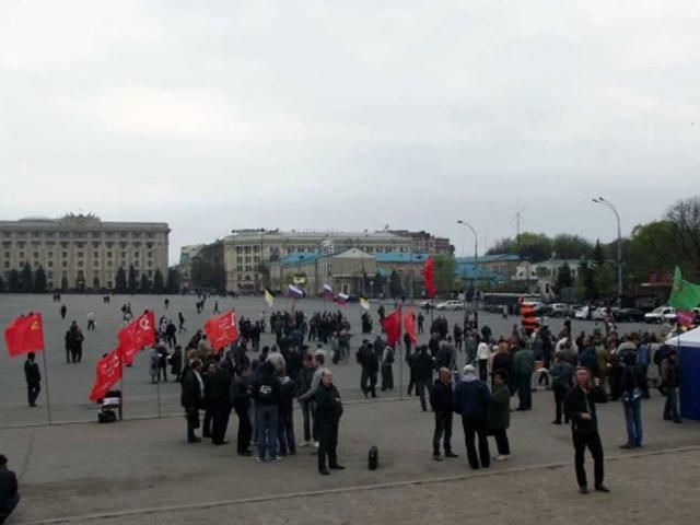 В Харькове - около 300 человек скандируют за Россию, СССР и референдум (Фото. Видео)