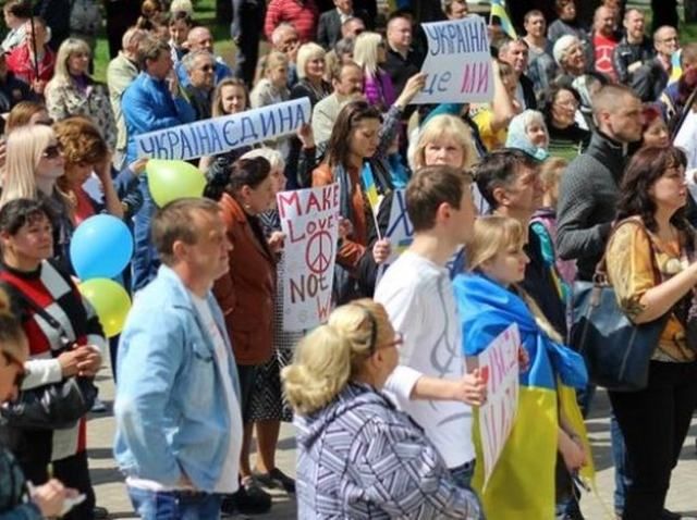 У Харцизьку біля захопленої сепаратистами міськради мітингували за єдність України У Харцизьку біля захопленої сепаратистами міськради мітингували за єдність України