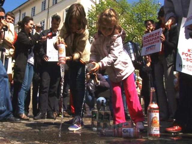 Львовяне вылили русскую водку в канализацию, призывая не финансировать оккупанта