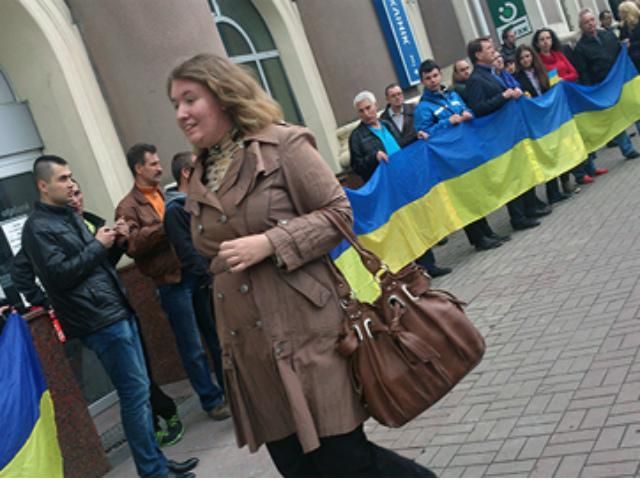 Дончане вышли защитить украинский флаг (Фото)
