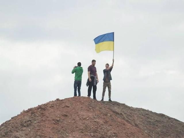 Студенты установили флаг Украины на самом высоком терриконе Донецка (Фото) Студенты установили флаг Украины на самом высоком терриконе Донецка (Фото)