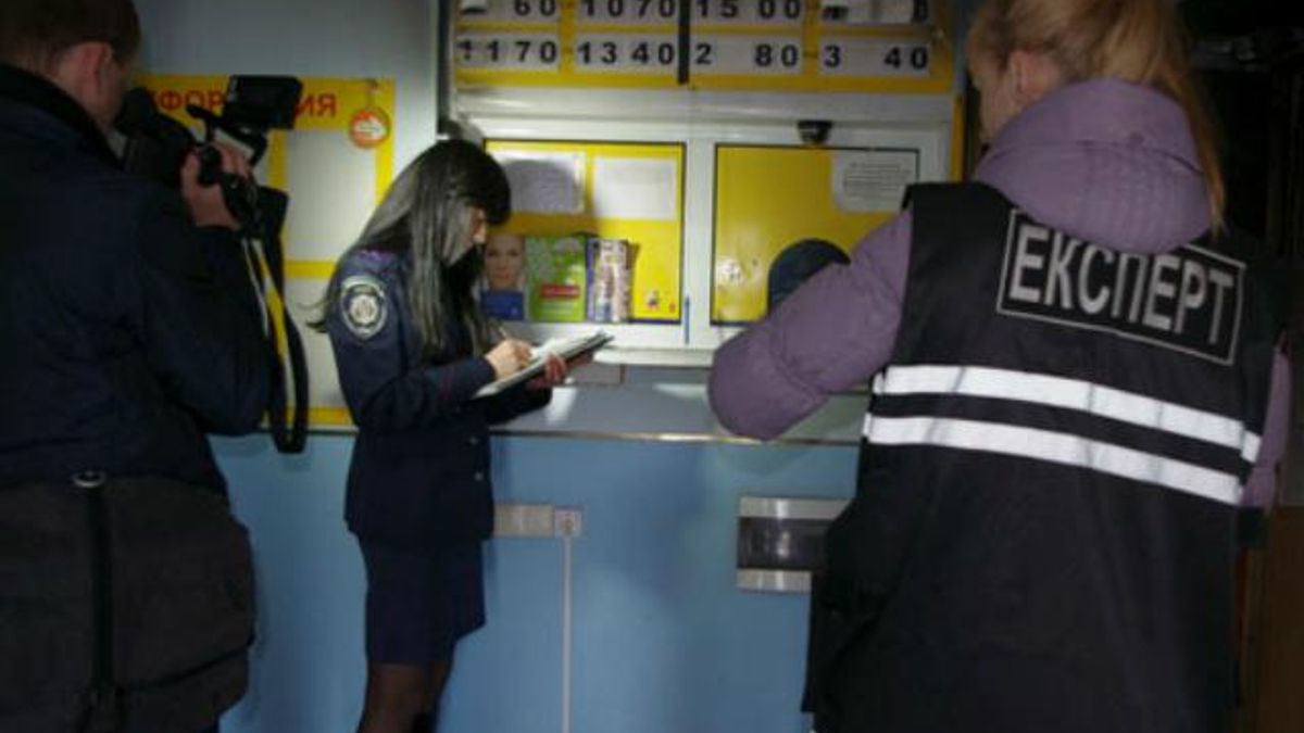 У Донецьку грабіжники напали на обмінний пункт. Вбито вагітну касирку У Донецьку грабіжники напали на обмінний пункт. Вбито вагітну касирку