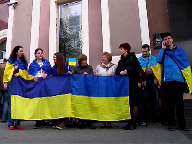 В Донецке устроили акцию в поддержку украинского флага (Видео)
