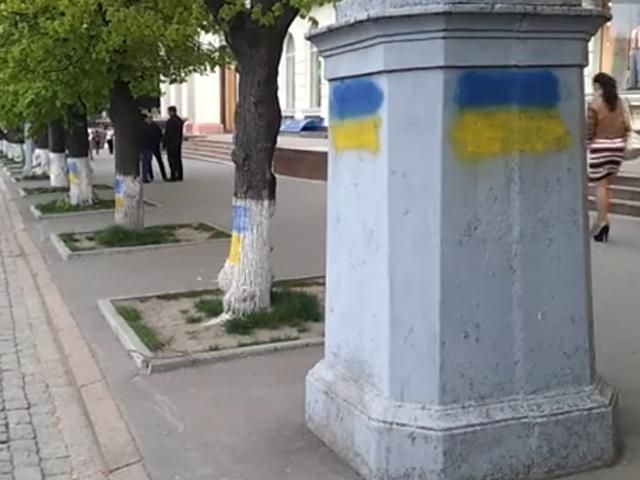 В Харькове столбы и деревья разрисовывают украинскими флагами