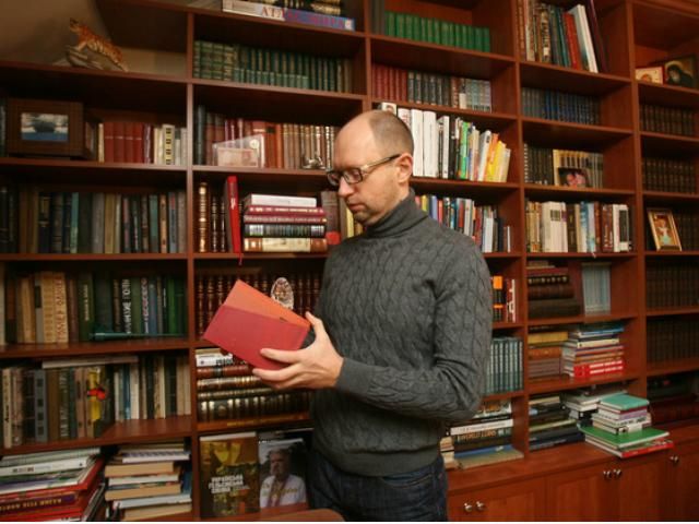 Яценюк провів екскурсію у своєму помешканні (Відео) Яценюк провів екскурсію у своєму помешканні (Відео)