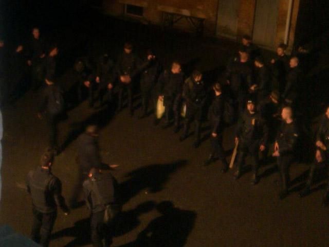 У Харкові на сепаратистів полюють "чорні чоловічки" (Фото) У Харкові на сепаратистів полюють "чорні чоловічки" (Фото)