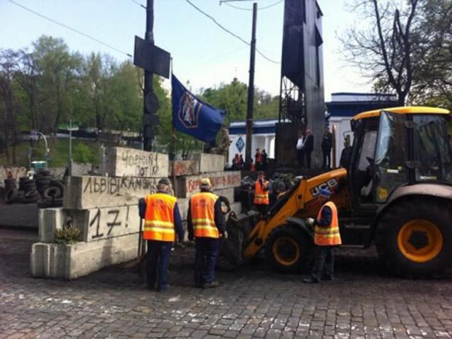 У Києві прибирають барикади (Фото)