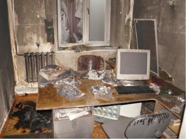 На Донеччині закидали "коктейлями Молотова" ще одну редакцію місцевої газети (Фото) На Донеччині закидали "коктейлями Молотова" ще одну редакцію місцевої газети (Фото)