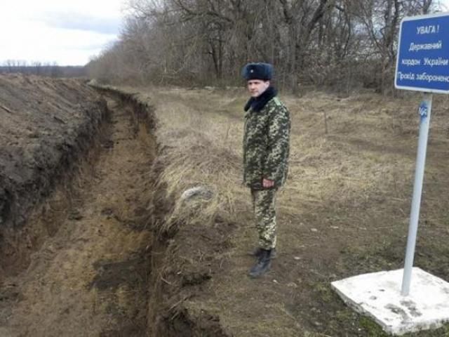 На границе с Россией украинская сторона вырыла уже 600 км рвов На границе с Россией украинская сторона вырыла уже 600 км рвов
