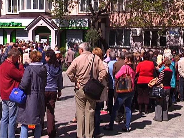 Крымчане становятся в очередь за компенсацией вкладов в украинских банках Крымчане становятся в очередь за компенсацией вкладов в украинских банках