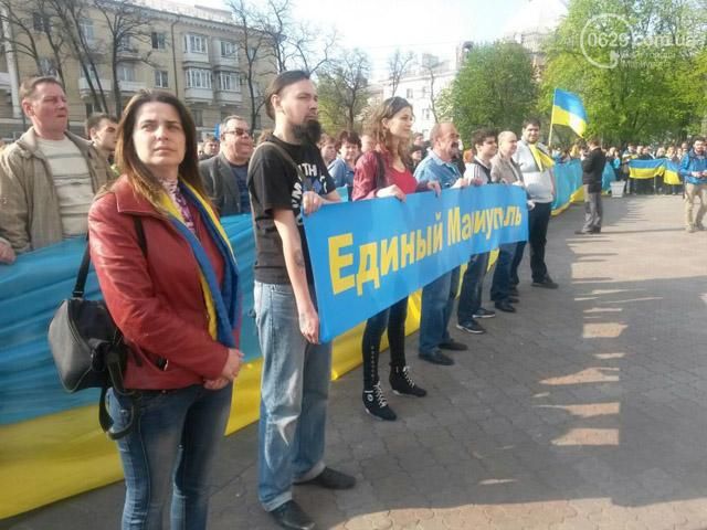 В Мариуполе около тысячи человек вышли "за единство Украины" (Фото) В Мариуполе около тысячи человек вышли "за единство Украины" (Фото)