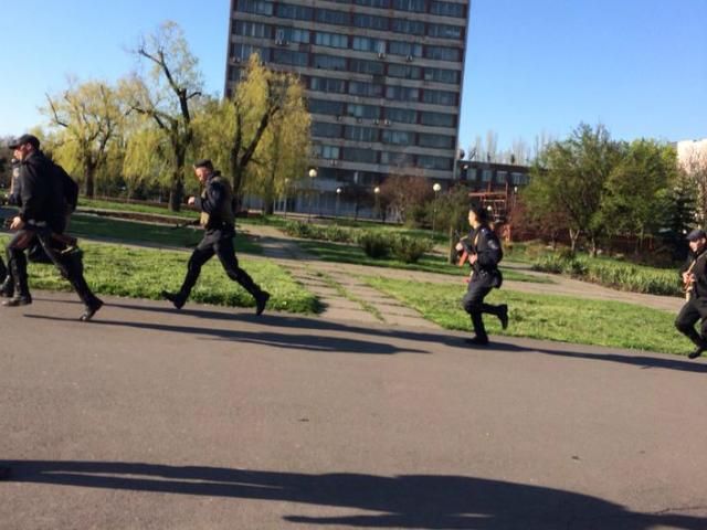 5 человек пострадали при освобождении здания горсовета Мариуполя, - МВД 5 человек пострадали при освобождении здания горсовета Мариуполя, - МВД