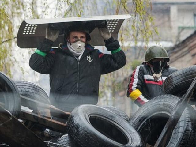 Сепаратисти просять мешканців Слов'янська стати "живим щитом", у відповідь — "Нема дурних" Сепаратисти просять мешканців Слов'янська стати "живим щитом", у відповідь — "Нема дурних"