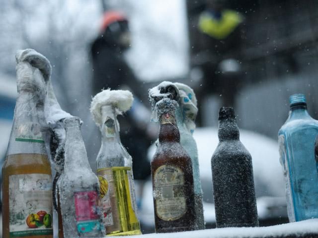 В Мариупольском горсовете нашли сотни "коктейлей Молотова", биты и пистолеты В Мариупольском горсовете нашли сотни "коктейлей Молотова", биты и пистолеты