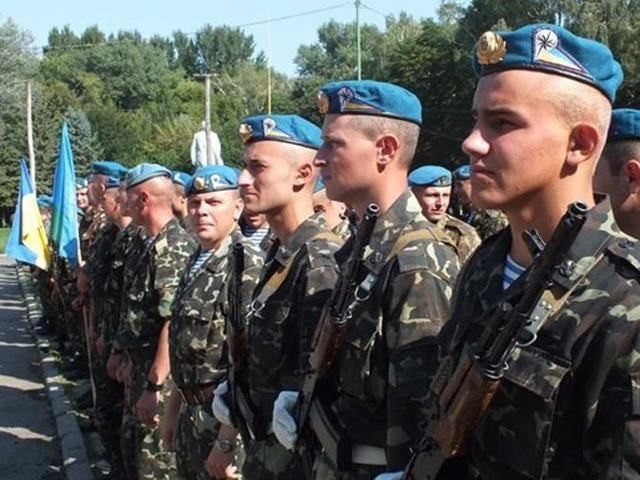 На Луганщине неизвестные собираются блокировать украинских десантников, - источник На Луганщине неизвестные собираются блокировать украинских десантников, - источник