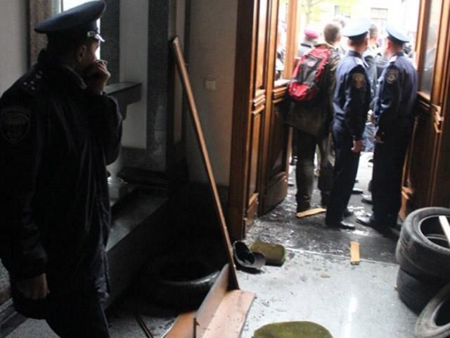 Близько 300 людей з шинами штурмують Тернопільську міськраду (Фото)