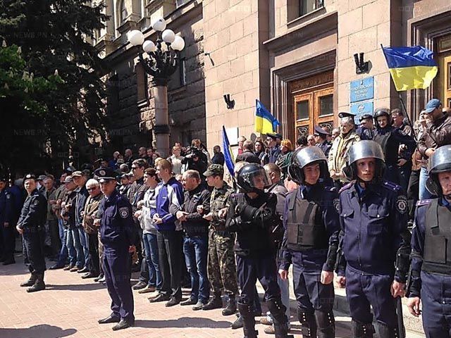Сепаратисты пытались прорваться в Николаевский горсовет (Фото)