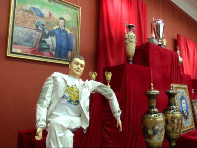 У Києві відкрилась виставка "Кодекс Межигір’я": експонують предмети з резиденції Януковича У Києві відкрилась виставка "Кодекс Межигір’я": експонують предмети з резиденції Януковича