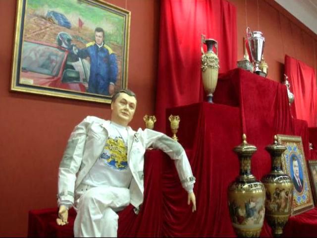 В Киеве открылась выставка "Кодекс Межигорья": экспонируют предметы из резиденции Януковича