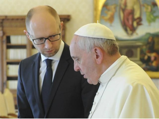 Яценюк попросив Папу Римського помолитися за Україну 