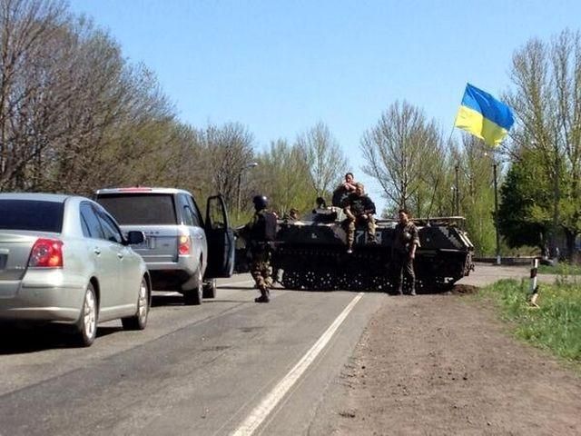 Возле Славянска украинские силовики блокируют движение боевиков и доставку им подкрепления